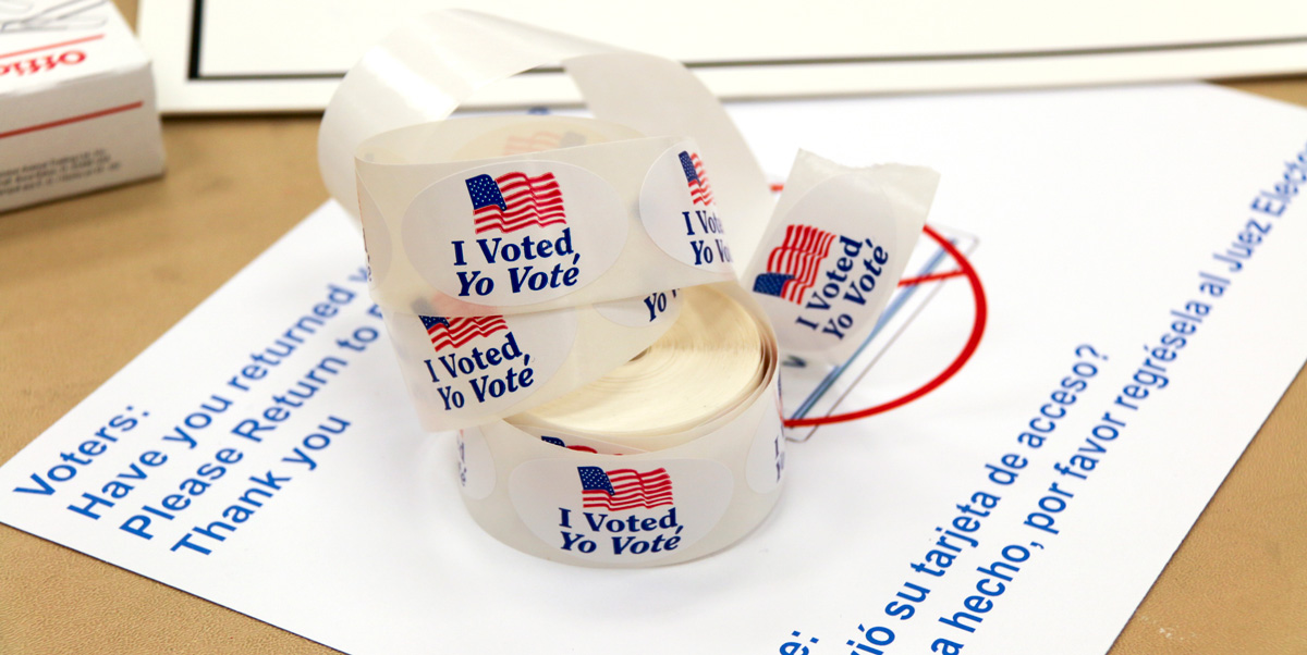 "I voted" stickers in English and Spanish.